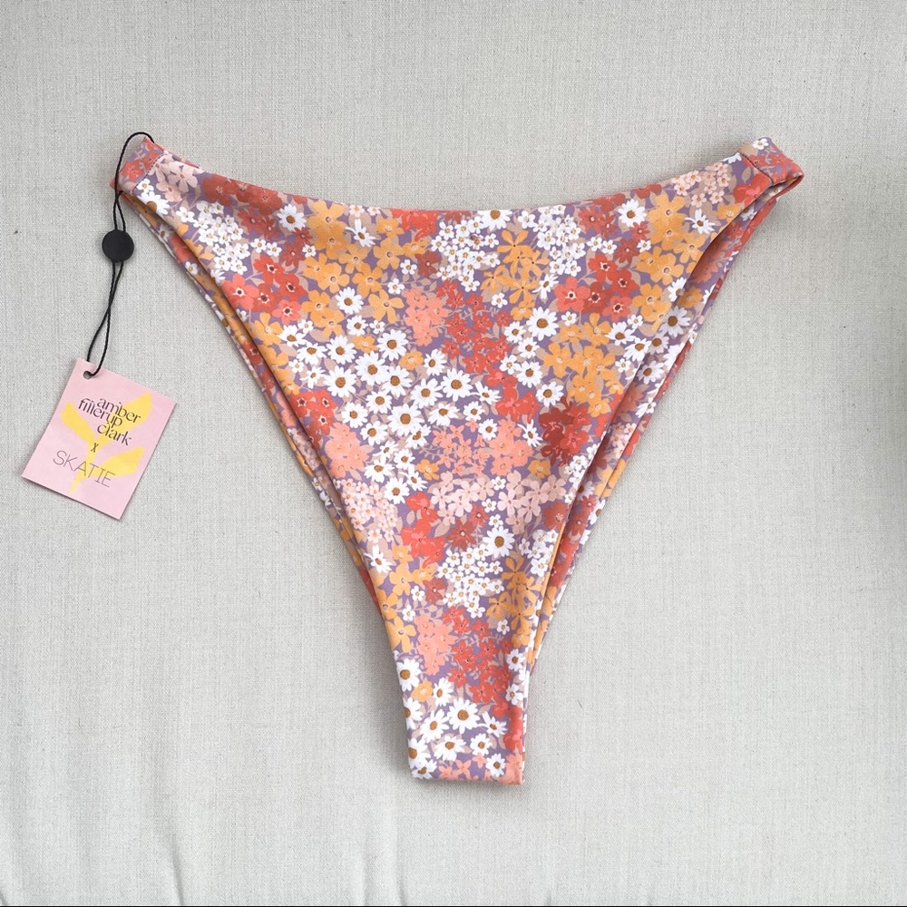 NWT Skatie x Amber Fillerup Clark High Hip Kelly Bottom in Holland Size M